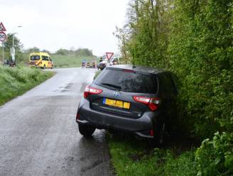 Auto rijdt tegen boom bij eenzijdig ongeval aan Lageweg in Sirjansland