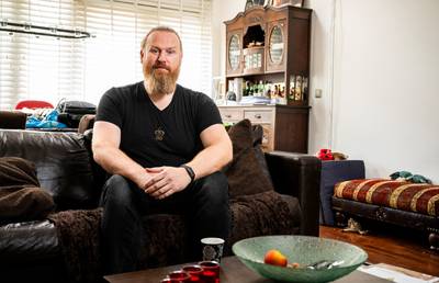Acteur en zanger Milan van Weelden woont op 43ste nog bij zijn ouders: ‘Voelt als mislukking’