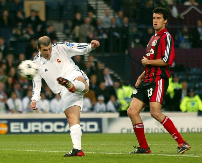 Ballack kijkt toe hoe Zidane met een geweldige volley uitpakt.