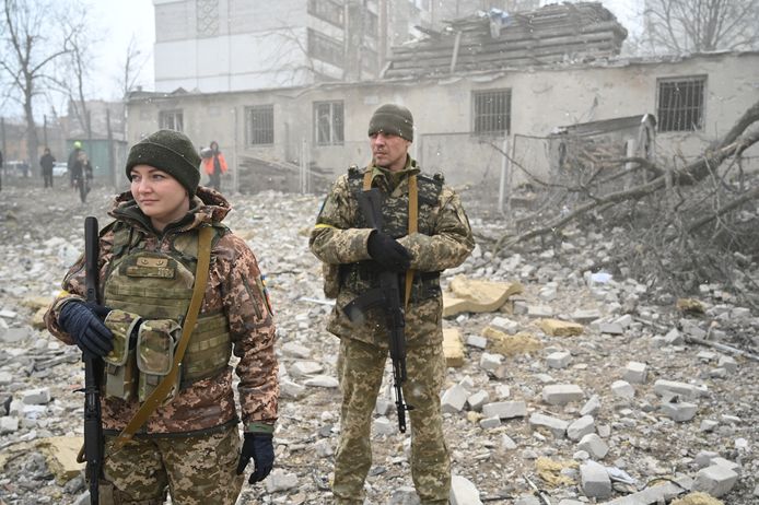 Oekraïense soldaten bij een vernield schoolgebouw in de noordelijke stad Zhytomyr.