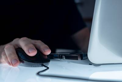 Herm (14) blijkt Gerrit O. (29) uit Gramsbergen achter het toetsenbord: ‘Mijn dochter kon je kind zi