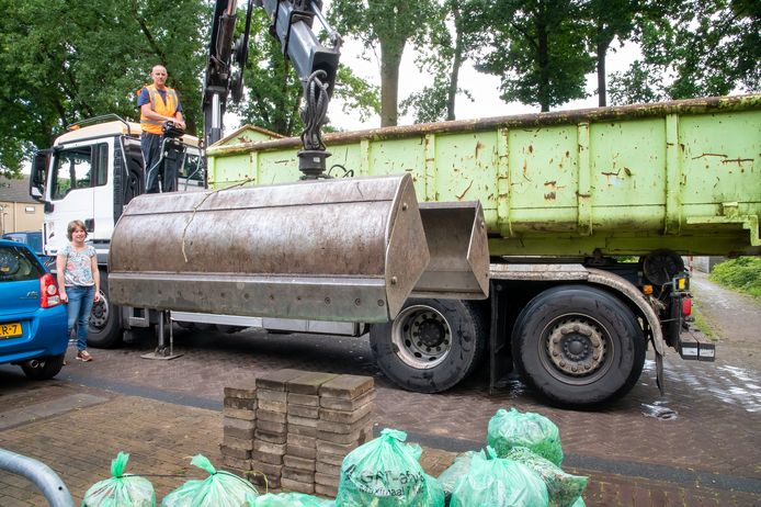 Een tegeltaxi haalt in Putten zware terrastegels op bij mensen die hun tuin willen vergroenen. Het was een van de acties die Veluwe Duurzaam coördineerde.