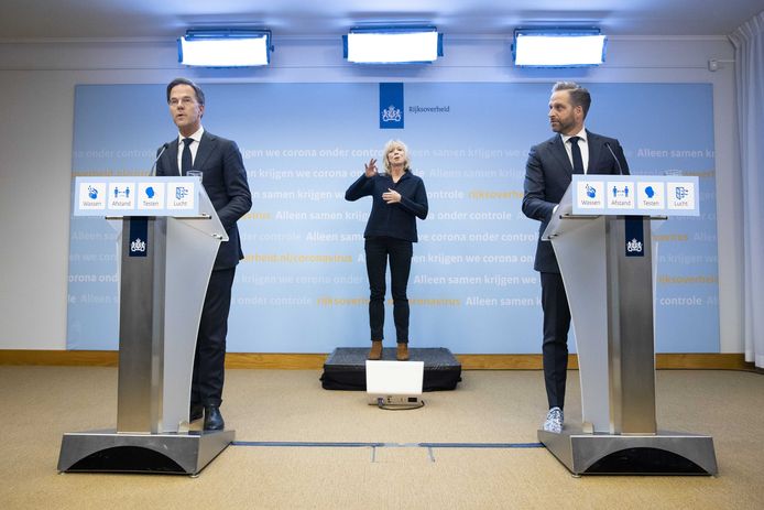 Premier Mark Rutte en minister van Volksgezondheid Hugo de Jonge geven een persconferentie.