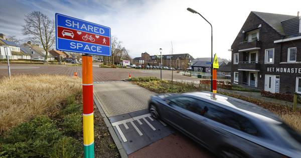 Hoe een hek op het schoolplein een dorp verdeelt - BD.nl