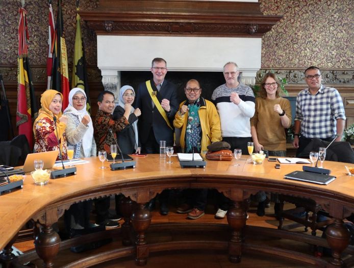 Een Indonesische delegatie kwam de vechtsport 'Pencak Silat' promoten op het gemeentehuis.
