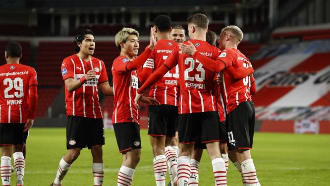 Schmidt schudt zondag de laatste kaarten voor PSV-Ajax en heeft er nog meer dan elf in handen