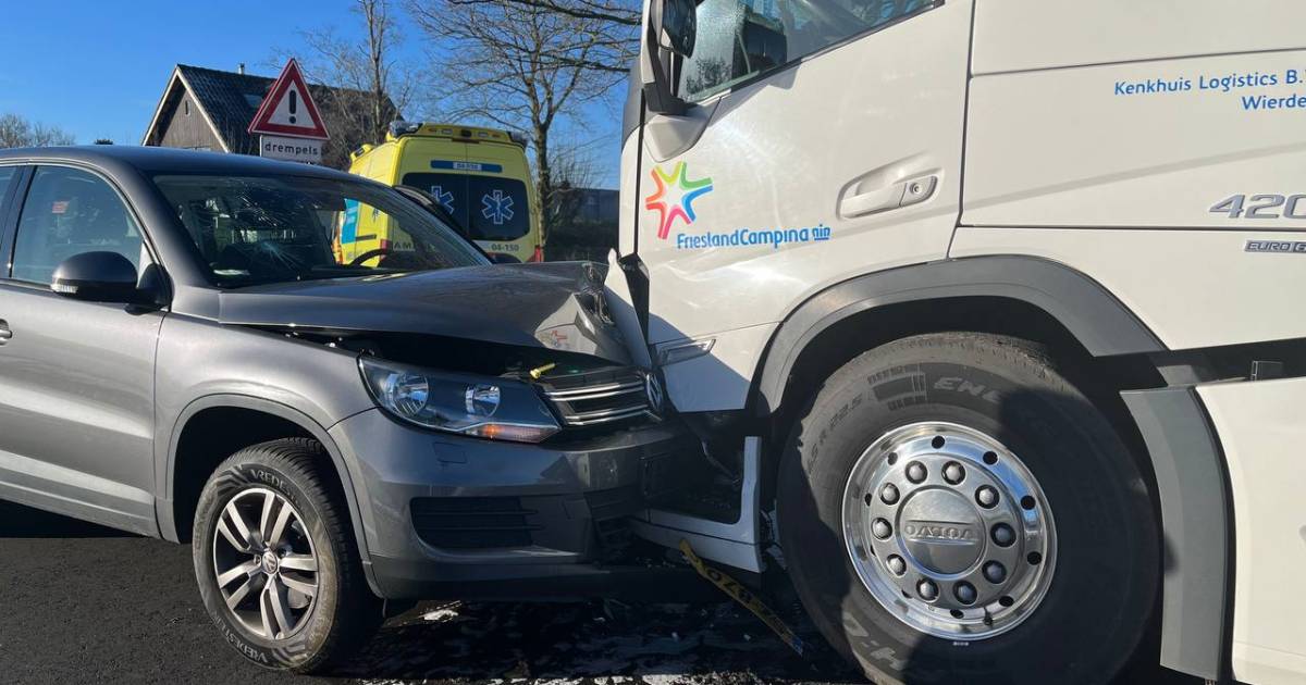 Auto frontaal op vrachtwagen in Beerzerveld: man naar het ziekenhuis