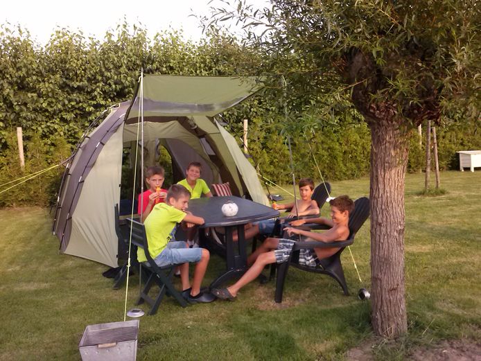 Archieffoto: De familie Koster uit Waarde besloot vakantie te vieren in eigen tuin. AD Rotterdams Dagblad is op zoek naar Rotterdamse thuiskampeerders.
