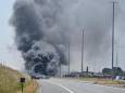 Grote brand na botsing tussen twee tankwagens op de A16: snelweg afgesloten
