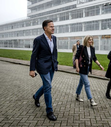 Rutte probeert op verhit VVD-congres leden voor zich te winnen: ‘De asielinstroom moet flink omlaag’ 