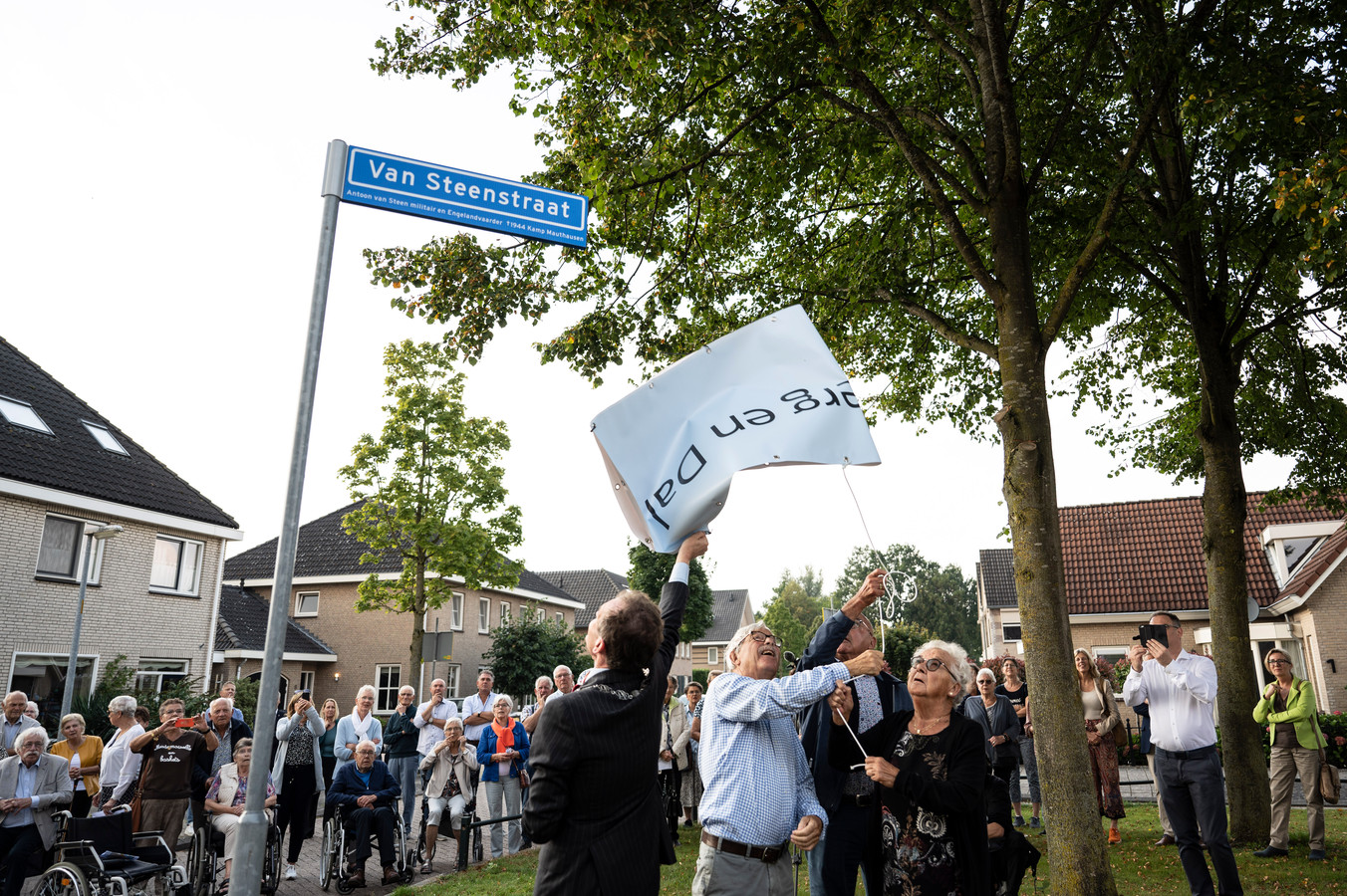 De onthulling van het bord van de Van Steenstraat, vernoemd naar militair en verzetsstrijder Antoon van Steen.