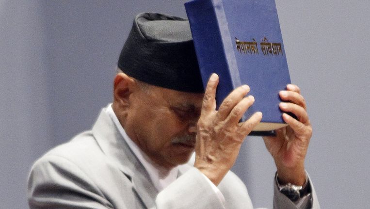 President Ram Baran Yadav met de nieuwe grondwet. Beeld ap
