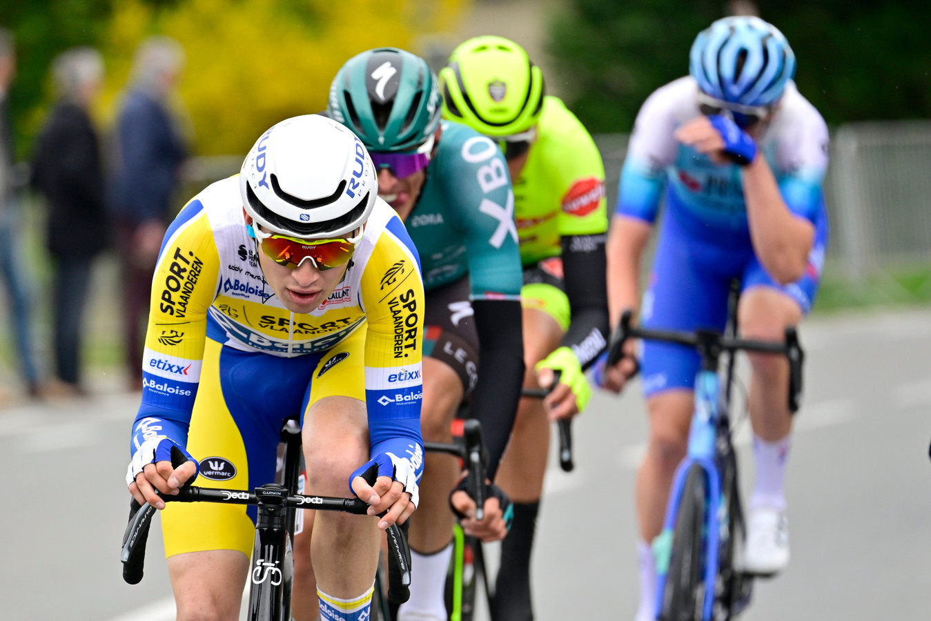 Aaron Verwilst kleurt Dwars door Vlaanderen met lange vlucht “Door val