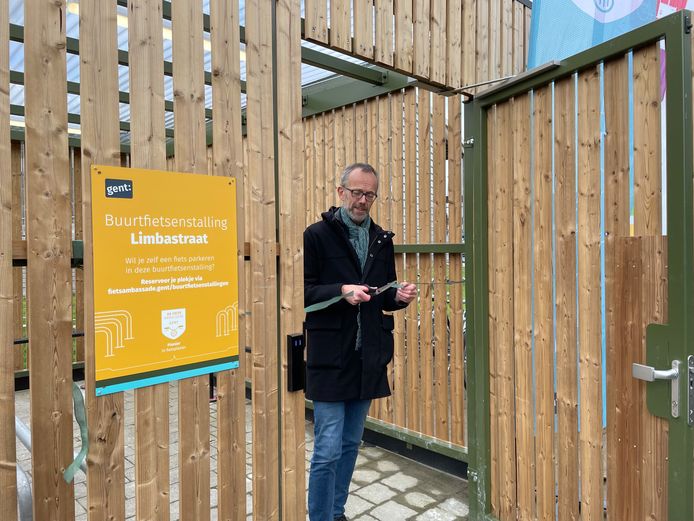 Mobiliteitsschepen Filip Watteeuw (Groen) opent de fietsenstalling plechtig.