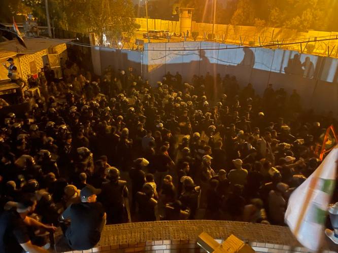 Demonstranten steken Zweedse ambassade in Bagdad in brand