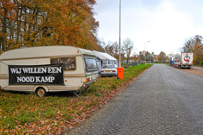Het protestkampje aan de Turfvaartseweg in Roosendaal. ,,Zelfs als er af en toe een spandoek omhoog wordt gehouden, is het nog geen demonstratie", zegt de advocaat van de gemeente.