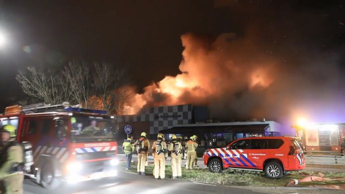 Zwembad De Boetzelaer in het Nederlandse Monster is volledig uitgebrand.