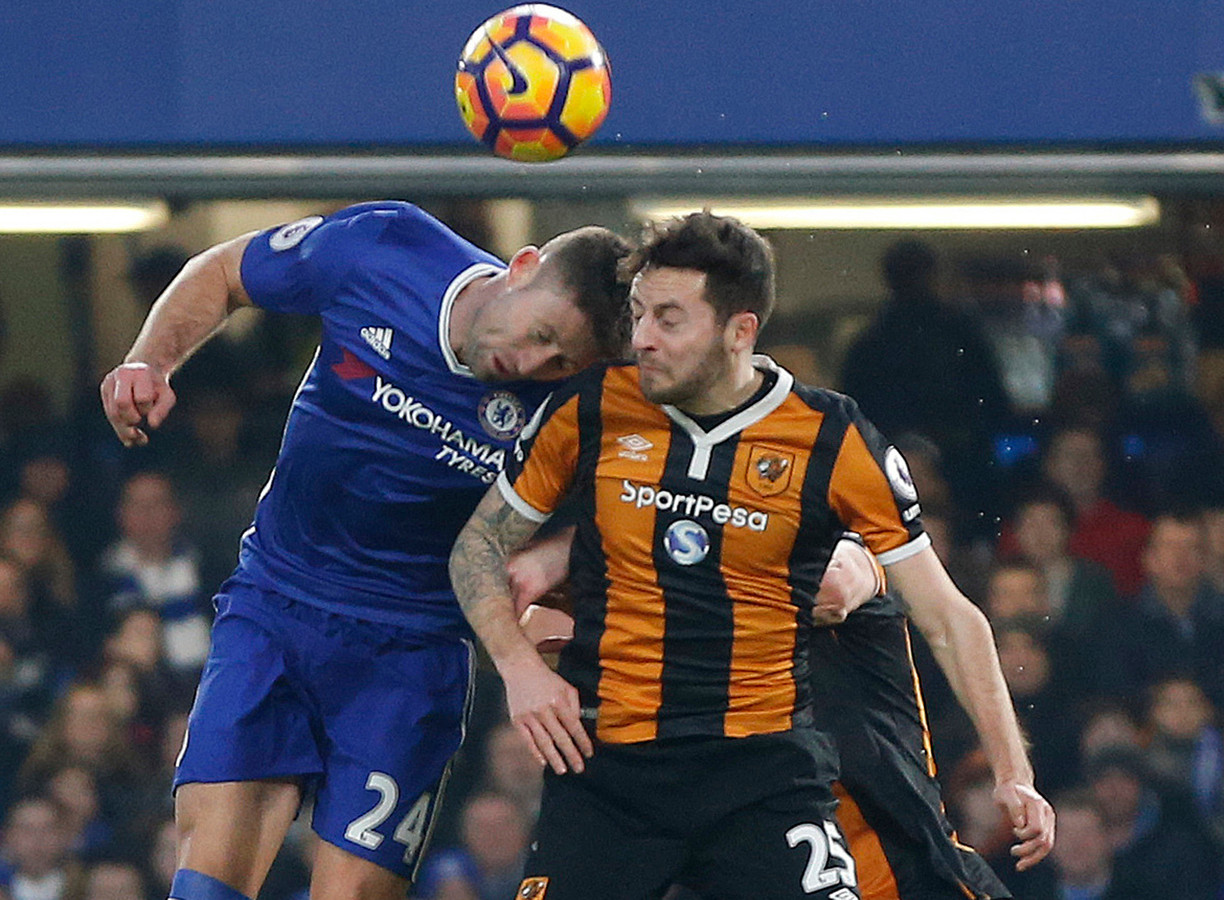 Mason (r) botst met Gary Cahill