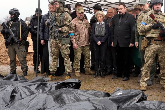 Europees commissievoorzitter Ursula von der Leyen aan een massagraf in Boetsja.