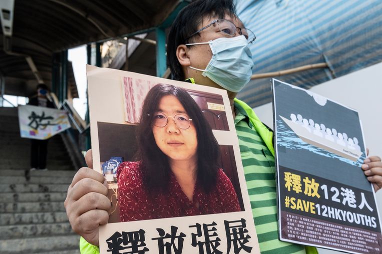 Een activist betuigt steun aan de burgerjournalist Zhang Zhan die is veroordeeld tot vier jaar gevangenisstraf. De activist vraagt ook aandacht voor de twaalf gearresteerde mensen die  werden onderschept toen zij in augustus 2020 in een speedboot probeerden te vluchten van Hong Kong naar Taiwan.   Beeld EPA