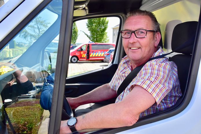 Buur Danny Vanbruwaene reed zijn lichte vrachtwagen zo snel hij kon tot dicht bij de gestrande Citroën Berlingo, in de Mandenmakersstraat in Bellegem.