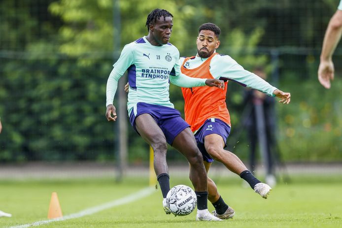 Armindo Bruma in duel met Phillipp Mwene bij PSV.