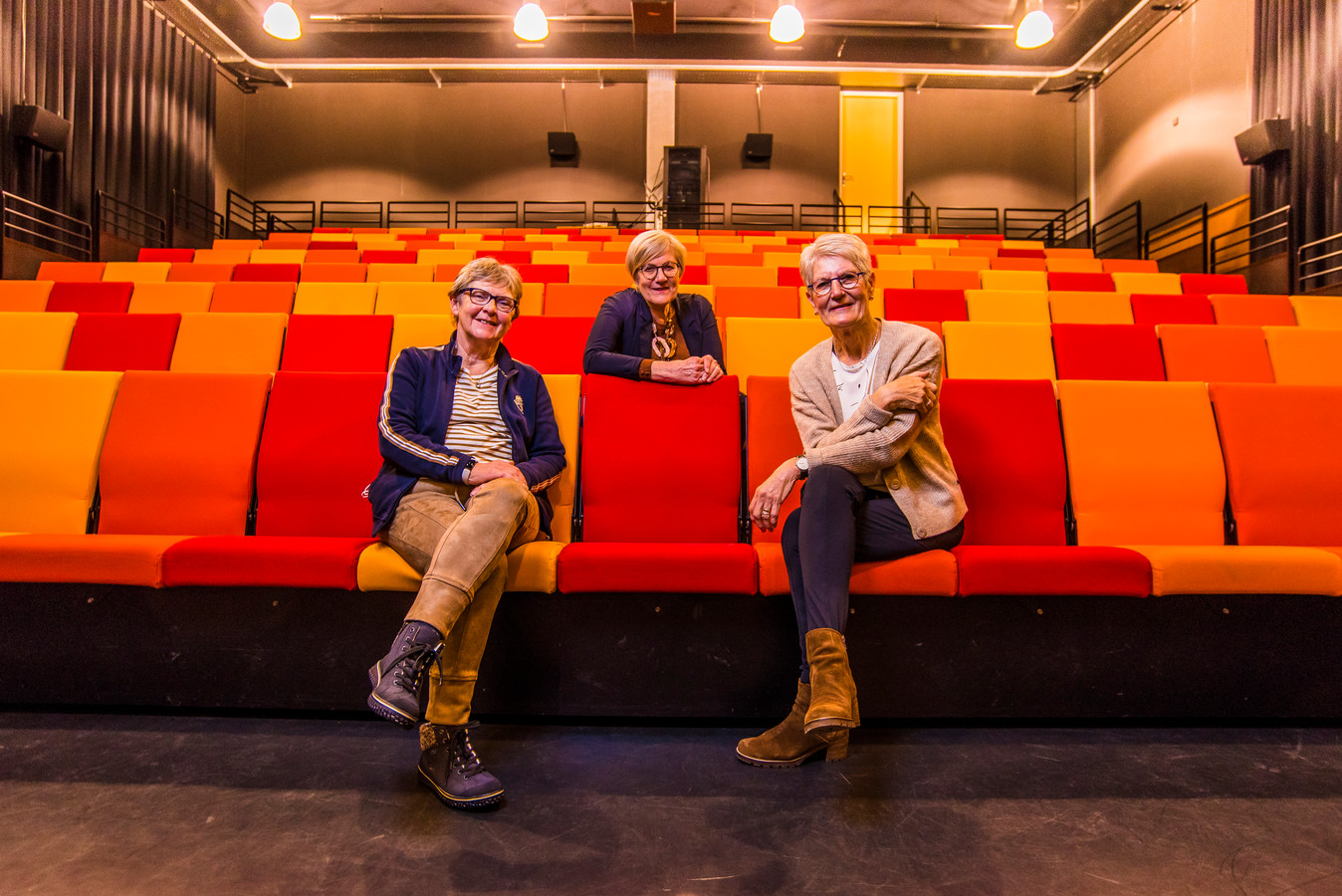 Het bestuur van Kunstkring Zin in Kunst in het Berflo Theater. Voor: Marianne Tegelaers en Elly Zwienenberg. Achter: Anne-Marie Biemans.