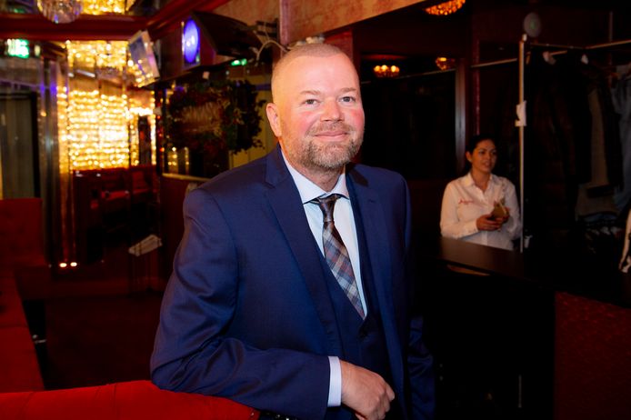 Boekpresentatie Game Over door Jasper Boks. Het boek gaat over het leven van Raymond van Barneveld en de carriere van de oud-wereldÂ­kampioen darten.

Op de foto:  Raymond van Barneveld