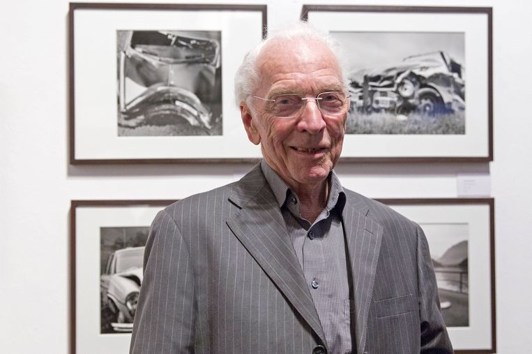 Arnold Odermatt op zijn negentigste verjaardag in Berlijn, poserend voor zijn eigen werk. Beeld Hollandse Hoogte 