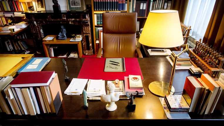 Het bureau in de werkkamer in het huis van Harry Mulisch. Beeld anp