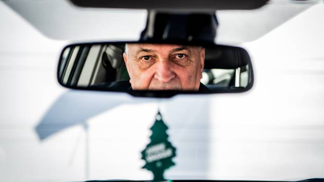 De VUB zwaait Herald (67) uit, de privéchauffeur die jarenlang rectoren rondreed: “Als chauffeur moet je altijd op de achtergrond blijven”
