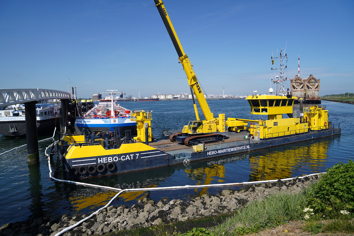 Stank door gelekte gasolie in Calandkanaal Foto AD.nl