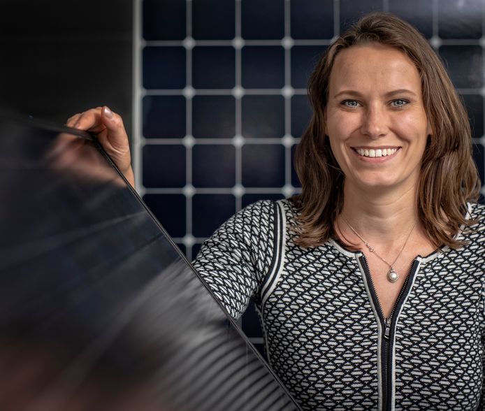 Lisa Brand, chief technology officer bij LG Sonic, toont een zonnepaneel, dat een wezenlijk onderdeel vormt van de sensoren om blauwalgen te bestrijden.