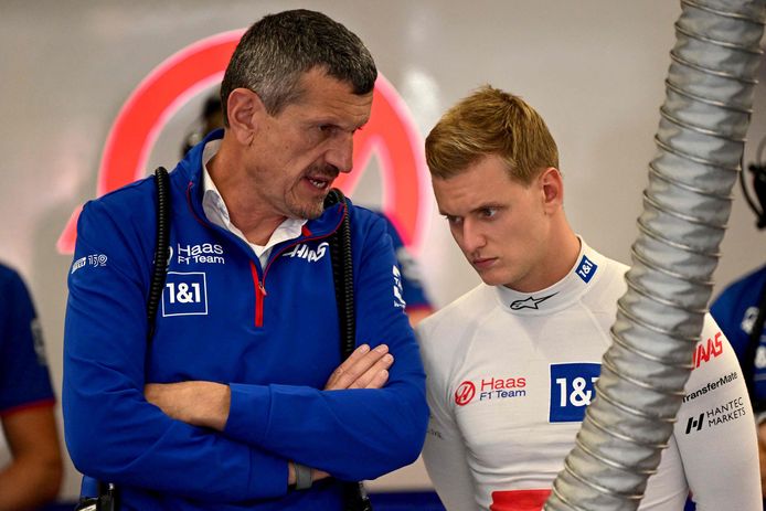 Günther Steiner (l) in gesprek met Mick Schumacher.