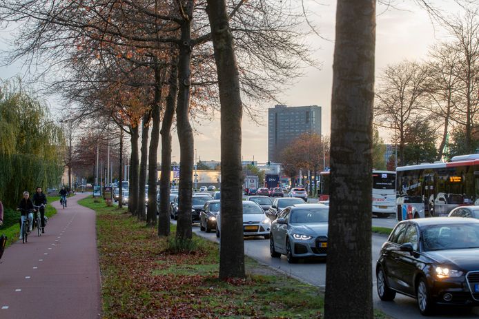 Verkeersdrukte op de Kempenbaan bij de ASML-campus in Veldhoven