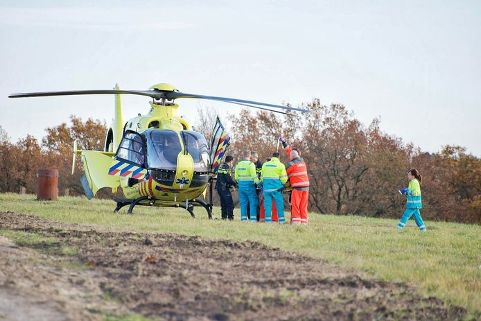 Veel hulpdiensten bij de zwaargewonde mountainbiker in Bergen op Zoom.