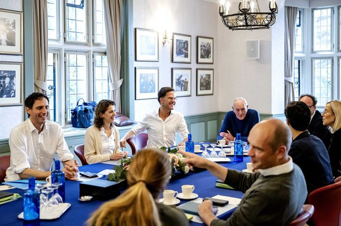 De formerende partijen aan tafel op landgoed De Zwaluwenberg.