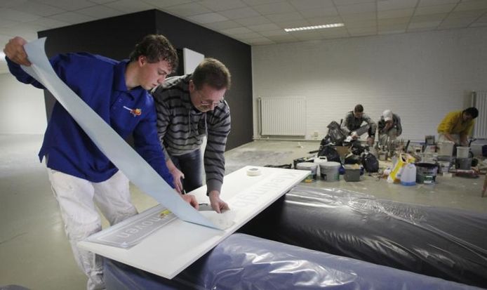 Leerlingen van de schilderopleiding uit Nuenen knappen momenteel het nieuwe pand van de Kledingbank op, onder professionele begeleiding. foto Irene Wouters