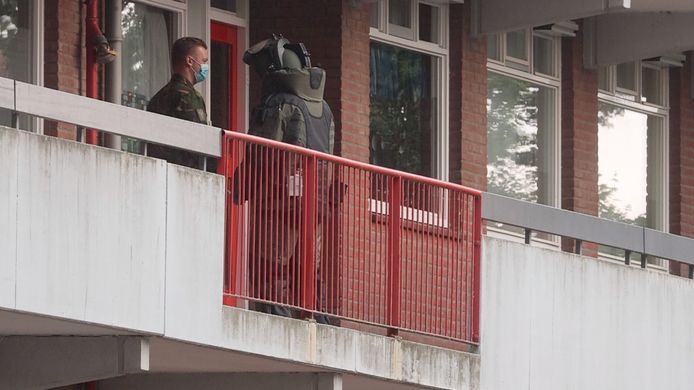 Bewoners van de Vuurmeester in Delft schrokken zich eind mei rot toen de galerij opeens vol stond met politie, brandweer en medewerkers van de Explosieven Opruimingsdienst Defensie.