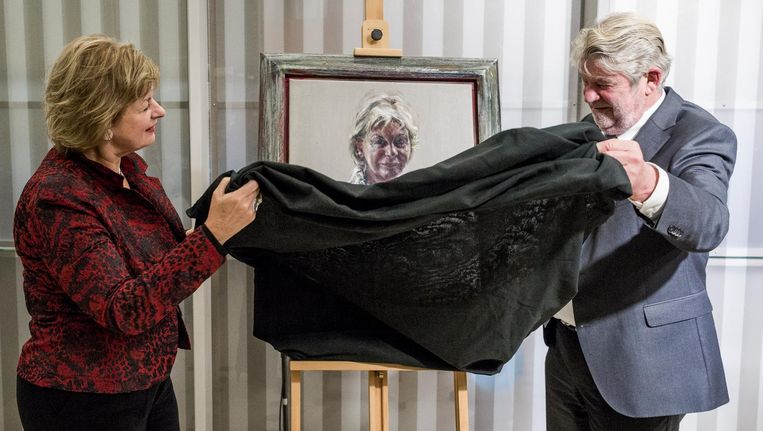 Burgemeester Faber onthult met haar man het kunstwerk ter gelegenheid van haar vertrek. Het schilderij is gemaakt door Sam Drukker. Beeld Freek van den Bergh / de Volkskrant