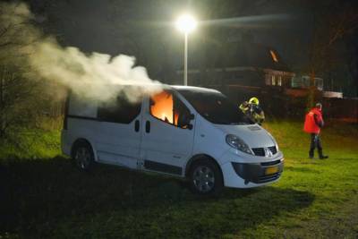 Busje vat vlam op parkeerplaats in Molenschot