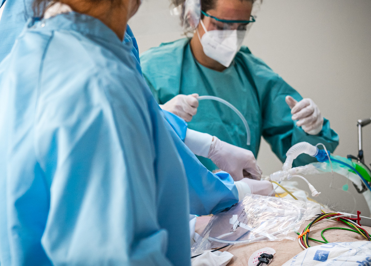 Verpleegkundigen aan het werk bij een Covid-19-patiënt.