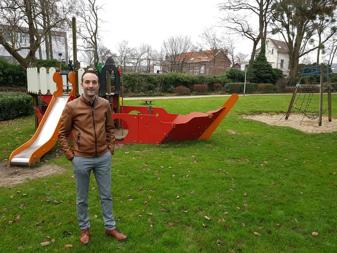 Schepen Dewandeleer aan de verouderde speeltuin in het Alex Feldheimpark in Zaventem.