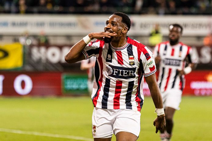 Vreugde bij Elton Kabangu na de 1-3 voor Willem II tegen ADO Den Haag.