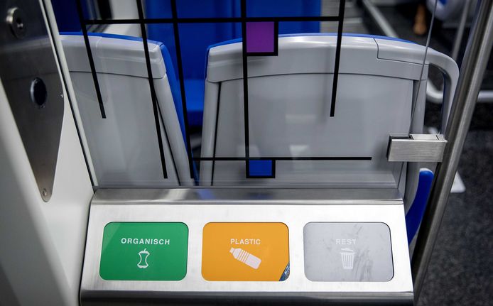 Het interieur van de Sprinter Nieuwe Generatie. De trein is voorzien van wifi, stopcontacten, gescheiden afvalinzameling en een invaliden-wc. De SNG is de derde generatie Sprinter, opvolger van de stoptrein. Vanaf februari rijdt deze tussen Den Haag en Dordrecht.