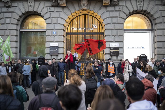 Ongeveer tweehonderd demonstranten protesteerden bij het hoofdkantoor van de Zwitserse bank Credit Suisse.