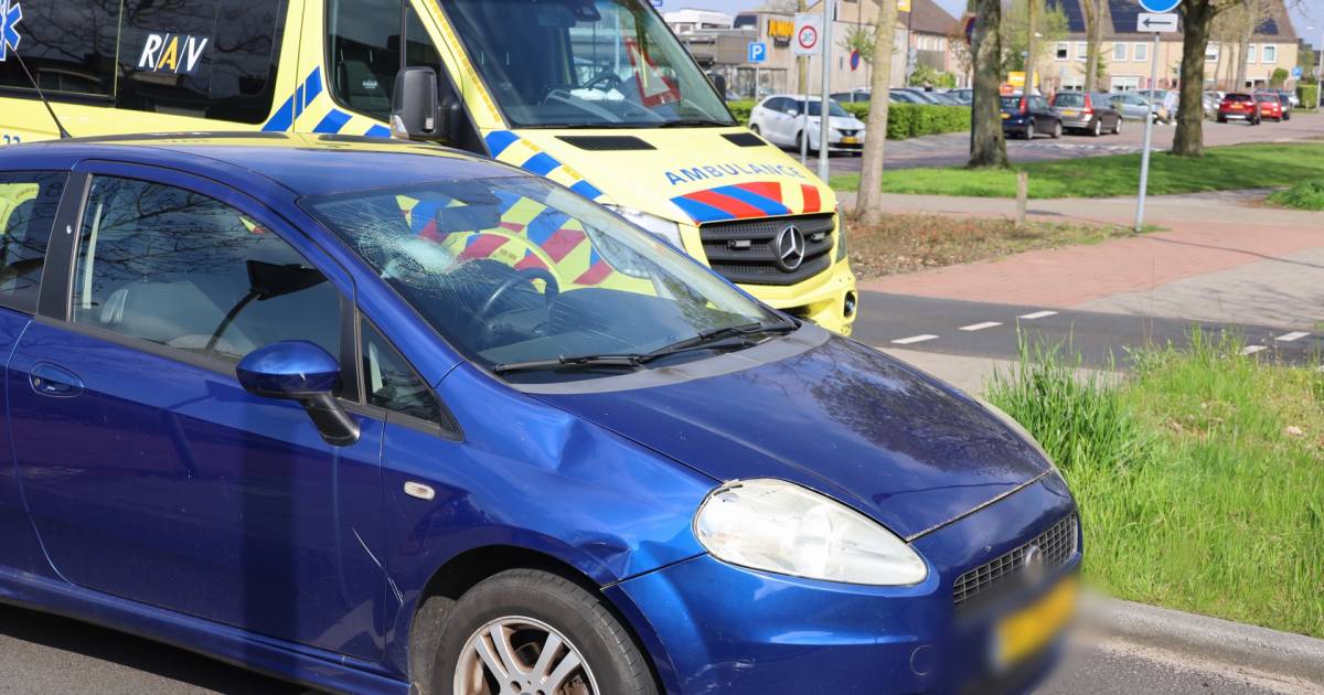 Fietsster gewond bij botsing met auto in Uden.