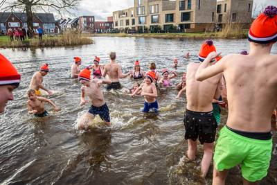 Roze Speedo’s en Unox-mutsen: Nieuwjaarsduik bij Watertorenpark in Hengelo in trek