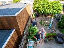 Buren hebben plots bebouwing van 3.10 meter hoog in de tuin staan in Apeldoorn. (Maar protesteren kan niet)