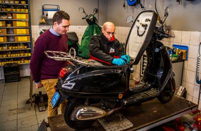 Drukte bij werkplaatsen vanwege slecht startende scooters: ‘Tank niet met E10’